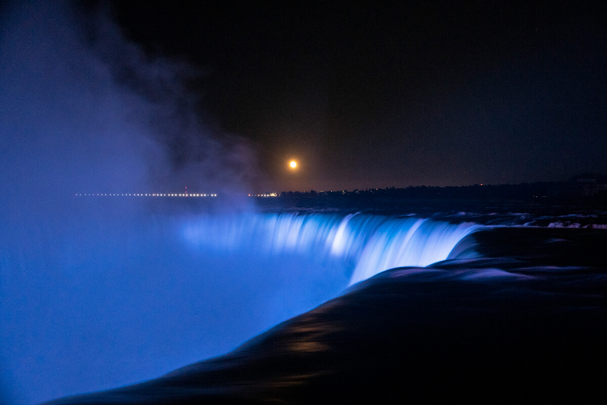 آبشار نیاگارا برای حمایت از دامار هملین و بوفالو به رنگ آبی روشن می شود